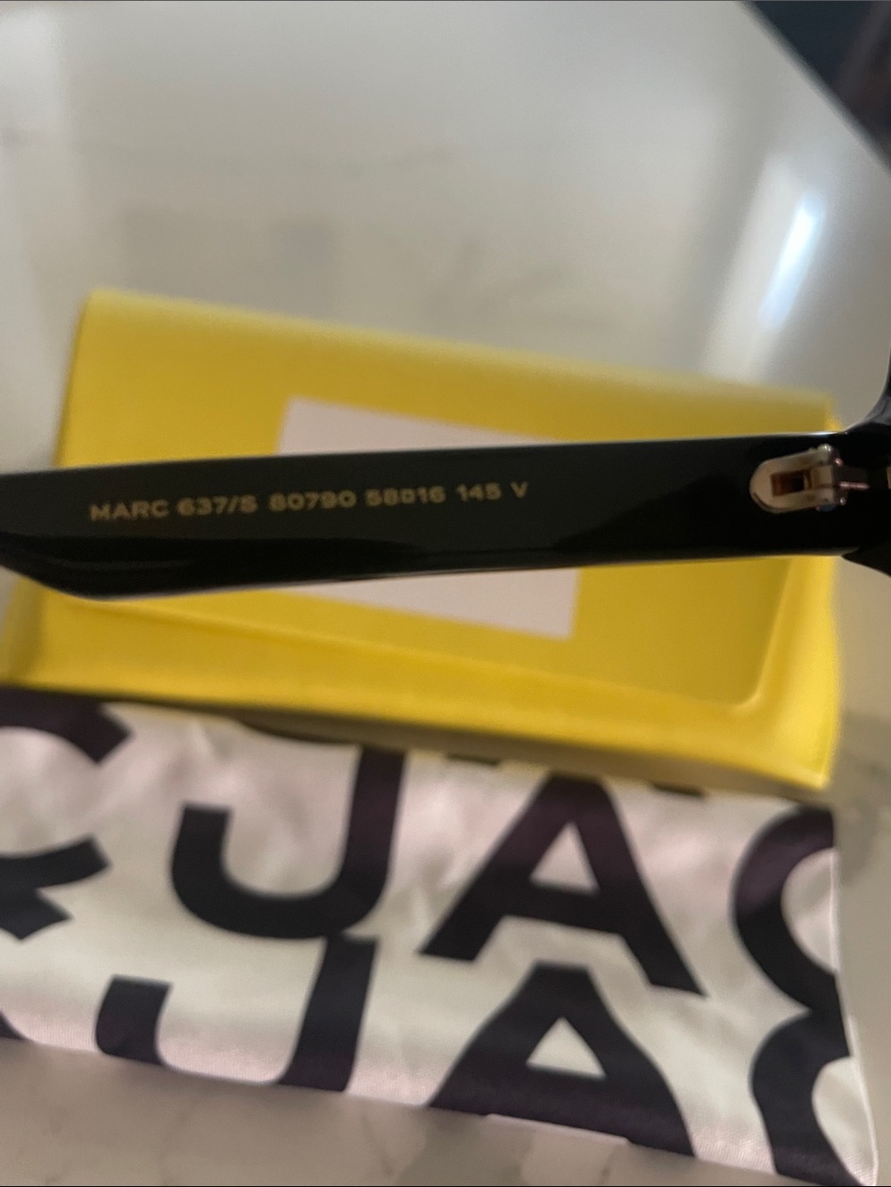 Marc Jacobs Unísex Black Frame Sunglasses w/Gold Accents & Gradient Gray Lenses - Picture 7 of 9